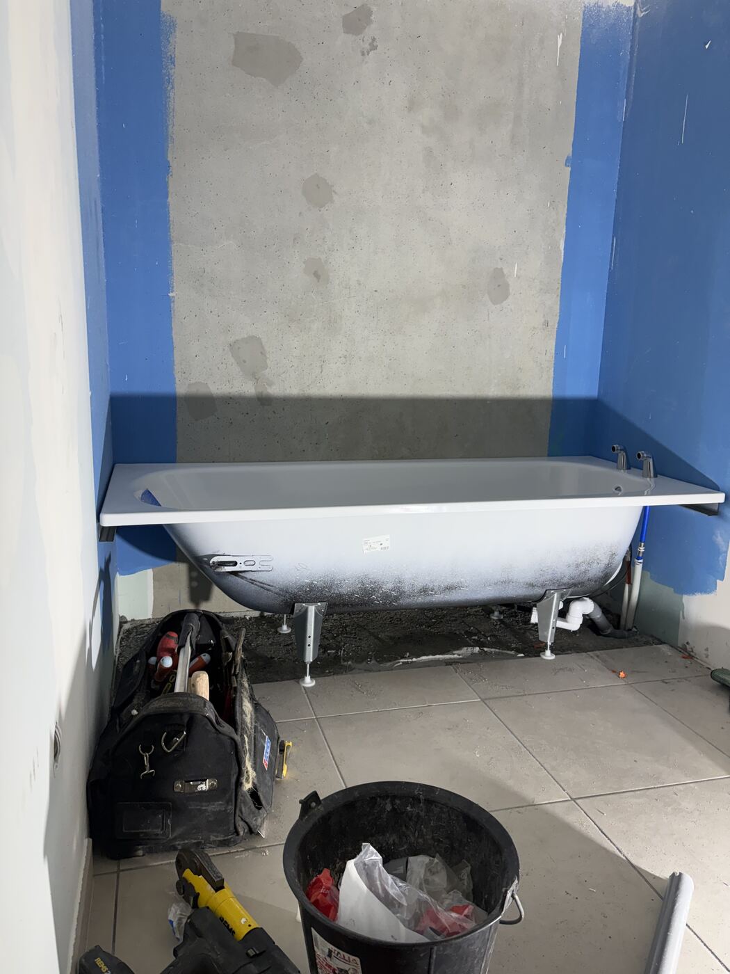 Pose de baignoire en cours de chantier