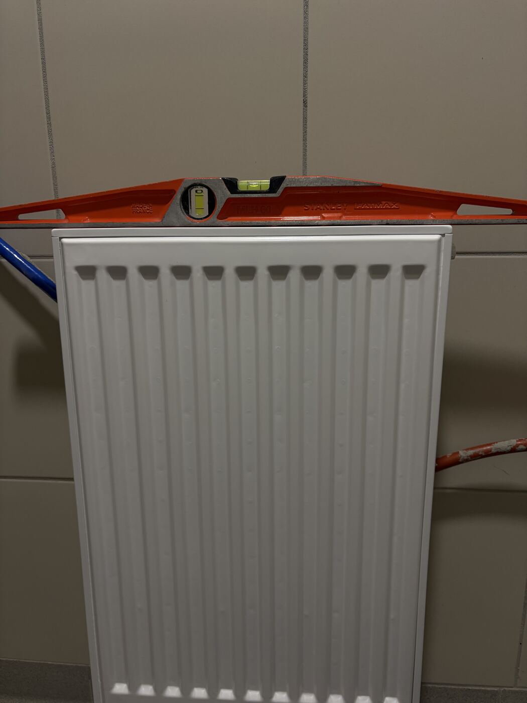 Pose de radiateur de niveau