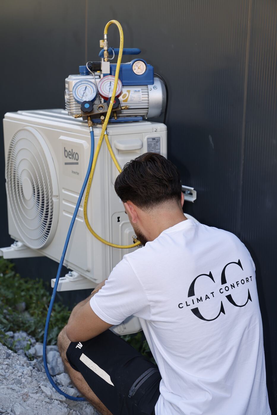 Artisan Climat Confort en intervention sur une climatisation